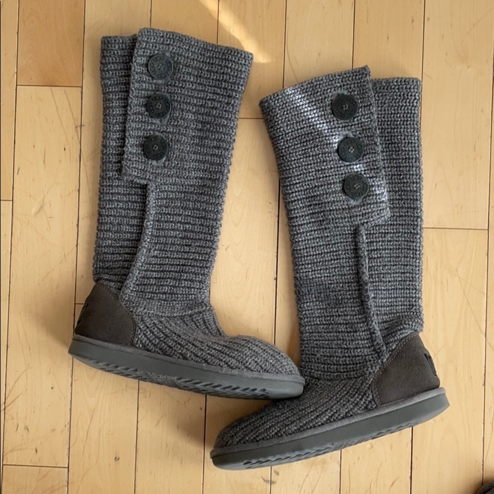 Classic Ugg knit boots in gray